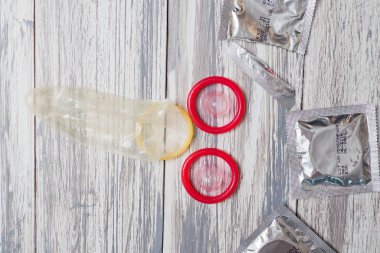 Ahşap arka planda prezervatif, güvenlik