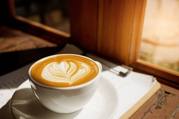 Heißen Latte Art Kaffee Auf Holztisch Entspannen Sie Sich — Stockfoto