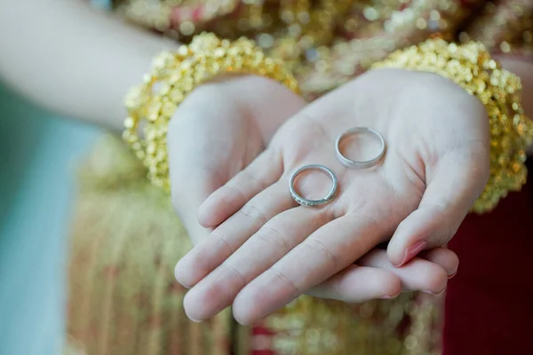 Обручальное Кольцо Руке Невесты — стоковое фото