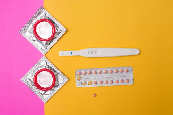 Condoom Met Anticonceptiemiddel Anticonceptiepil Veilige Seks — Stockfoto
