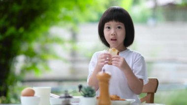 Küçük kız kahvaltı yap, mutlu zaman