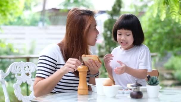Mutter Frühstückt Mit Ihren Kindern Familienzeit — Stockvideo