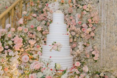 Geçmişi bulanık güzel bir düğün pastası.