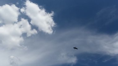 Bulutlu mavi gökyüzü, yaz zamanı, güzel gökyüzü