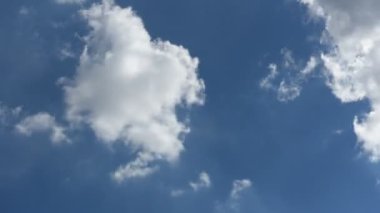 Bulutlu mavi gökyüzü, yaz zamanı, güzel gökyüzü
