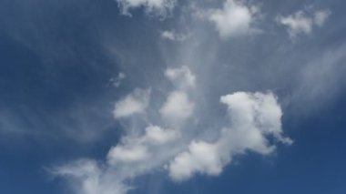 Bulutlu mavi gökyüzü, yaz zamanı, güzel gökyüzü