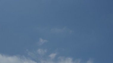 Bulutlu mavi gökyüzünün zaman aralığı, yaz zamanı