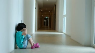 Çocuklar ağlıyor, küçük kız üzgün, çocuk mutsuz.