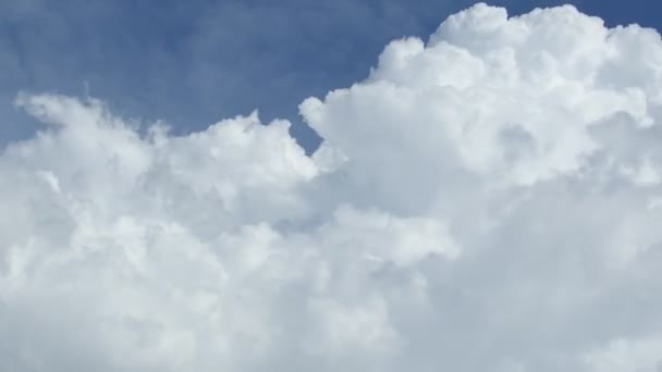 雲の背景と夏時間の青い空のタイムラプス — ストック動画