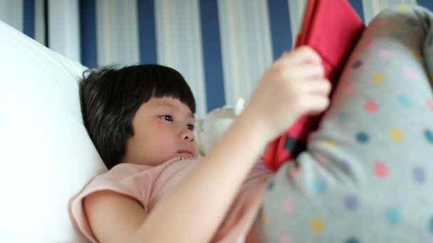 Asijské Číňanky Dívka Hrát Smartphone Posteli Dítě Použít Telefon Hrát — Stock video