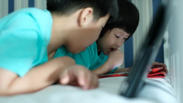 Dos Niños Chinos Adictos Tableta Niño Asiático Viendo Teléfono Juntos — Vídeo de stock