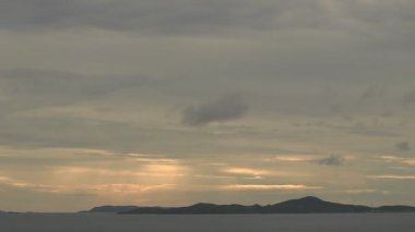 Bulutlar ve denizle gökyüzünün zaman atlaması