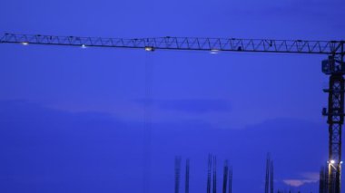 İnşaat, işçi, beton ve ekipman için siluet vinç