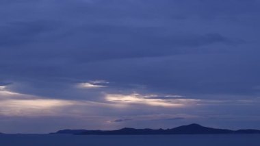 Bulutlar ve denizle gökyüzünün zaman atlaması