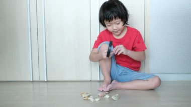 Büyüteçli bir kız, eğitim konsepti.