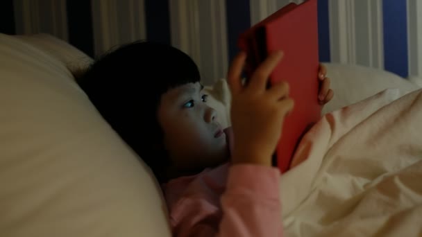 Παιδί Είναι Εθισμένο Στο Tablet Μικρό Κορίτσι Παίζει Smartphone Παιδί — Αρχείο Βίντεο