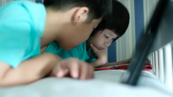 Dwoje Chińskich Dzieci Uzależnionych Tabletu Azjatyckie Dziecko Oglądające Razem Telefon — Wideo stockowe