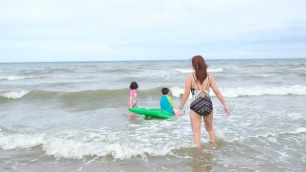Criança Jogando Areia Praia Crianças Brincando Mar — Vídeo de Stock