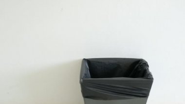Kağıdı çöpe at.