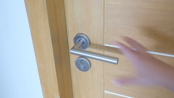 Buka Pintu Kamar Mandi Pergi Toilet — Stok Video