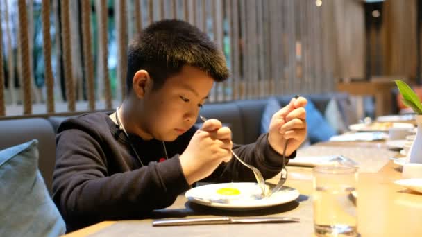 Asian Children Enjoy Eating Food — Stock Video