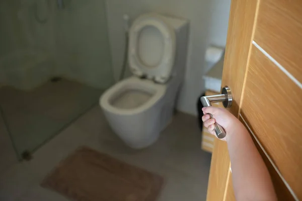 浴室のドアを開けてトイレに行って — ストック写真