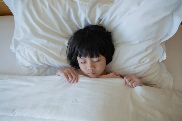 Asiatique Enfant Dormir Sur Lit Malade Enfant — Photo