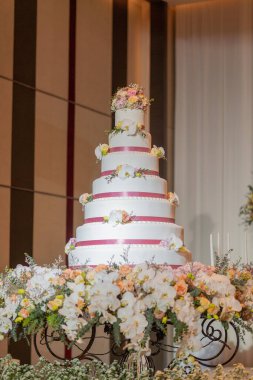 Geçmişi bulanık güzel bir düğün pastası.