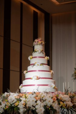 Geçmişi bulanık güzel bir düğün pastası.