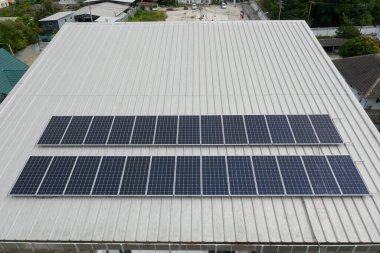 Çatıdaki güneş pilleri, enerjiyi idareli kullanın.