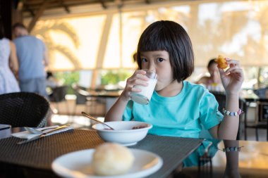 Küçük kız kahvaltı yap, mutlu zaman