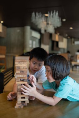 Asyalı Çinli çocuk blokları inşa ediyor, çocuklar için faaliyet 