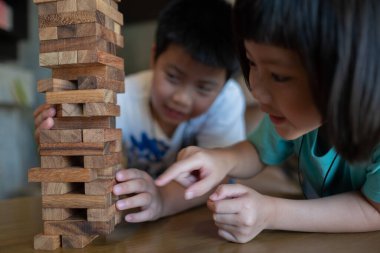 Asyalı Çinli çocuk blokları inşa ediyor, çocuklar için faaliyet 