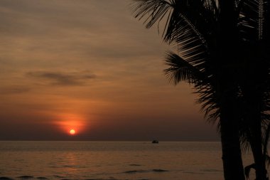 Bulutlu gün batımı, yaz zamanı, güzel gökyüzü