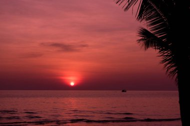 Bulutlu gün batımı, yaz zamanı, güzel gökyüzü