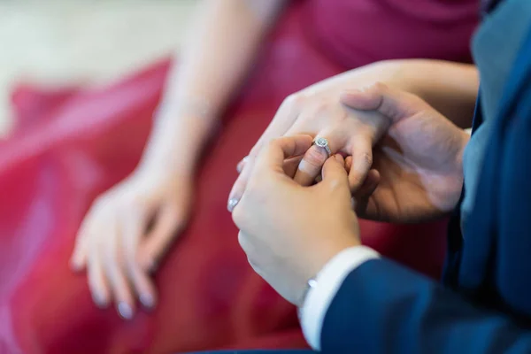 Indossare Una Fede Fede Nuziale Coppia Amore — Foto Stock