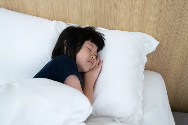 Asiatique Enfant Dormir Sur Lit Malade Enfant — Photo