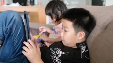 Akıllı telefon oynayan öğrenci, çizgi film izleyen çocuklar.