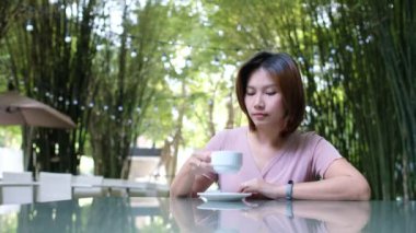 Kadın sabah sıcak kahve içiyor, dinlenme zamanı.