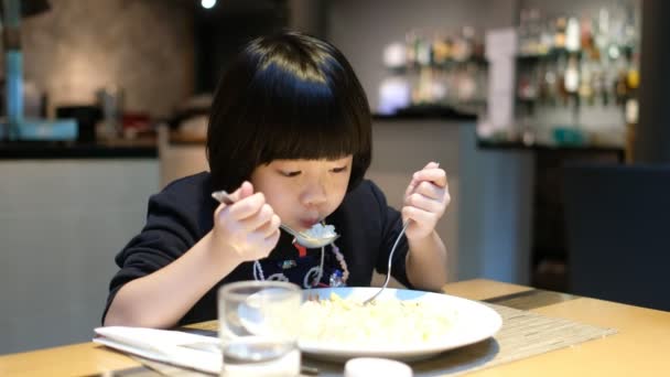 Niña Desayunar Tiempo Feliz — Vídeos de Stock