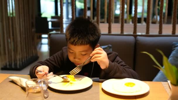 Los Niños Asiáticos Disfrutan Comiendo — Vídeos de Stock