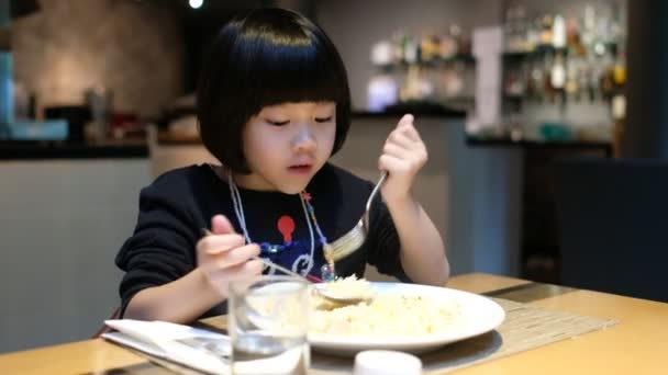 Mała Dziewczynka Śniadanie Szczęśliwy Czas — Wideo stockowe