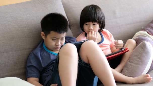 Due Bambini Cinesi Dipendenti Tablet Asiatica Bambino Guardare Telefono Insieme — Video Stock
