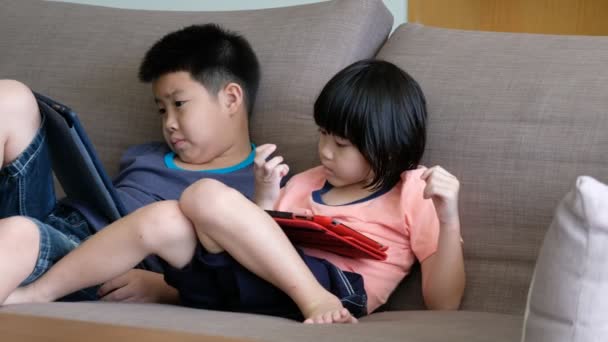 Két Kínai Gyermek Függő Tabletta Ázsiai Gyermek Néz Telefon Együtt — Stock videók