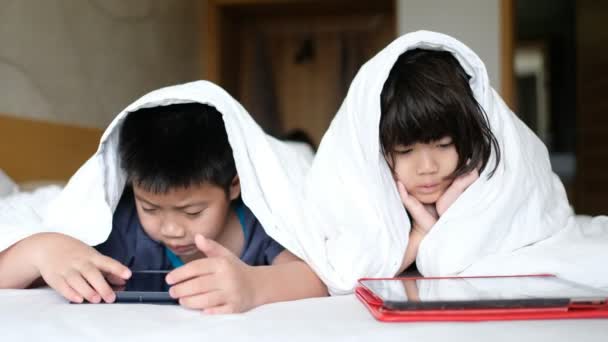 Dwoje Chińskich Dzieci Uzależnionych Tabletu Azjatyckie Dziecko Oglądające Razem Telefon — Wideo stockowe
