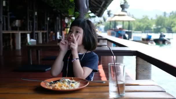 Niño Comiendo Comida Tiempo Feliz Desayuno — Vídeo de stock