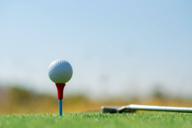 Golf topları arka planı bulanık suni çimlerde.