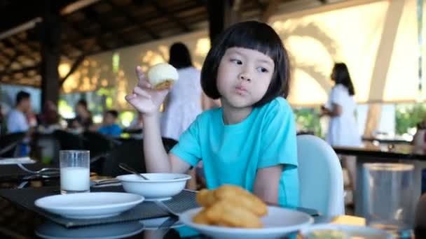 Criança Comendo Comida Tempo Feliz Café Manhã — Vídeo de Stock