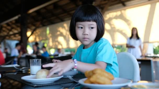 Niño Comiendo Comida Tiempo Feliz Desayuno — Vídeo de stock