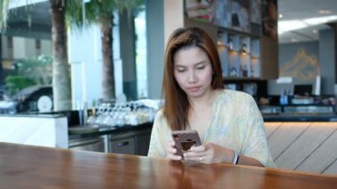 Akıllı telefon kullanan Asyalı kız, cep telefonu izleyen kadın.